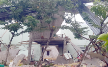 Nóng: Nổ như bom khiến một ngôi nhà ở Quảng Nam bị 'xé toang', 2 vợ chồng nữ giáo viên tử vong