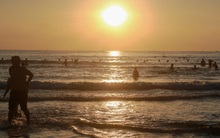 Người dân Đà Nẵng đổ ra tắm biển sau hơn 2 tháng