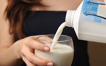 Đều đặn uống sữa vào 3 thời điểm này, trẻ nhỏ sẽ hấp thụ được lượng canxi gấp bội để cao lớn, phụ nữ sẽ trẻ trung hơn