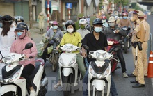 Ngày đầu thực hiện kiểm soát người ra vào 'vùng đỏ' ở Thủ đô