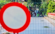 Doanh nghiệp ‘luồng xanh’, hàng hóa thiết yếu tê liệt vì chốt chặn thôn, xã