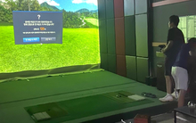 Bắt quả tang 25 người chơi golf 3D trong trung tâm thương mại