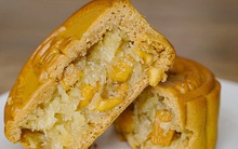 Bánh Trung thu mùa COVID-19: "Vừa làm vừa... run"