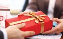 Cán bộ nhận quà Tết: Có ai trả lại nếu giá trị quá lớn?