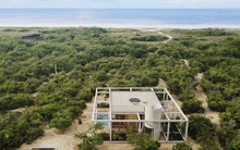 Ngôi nhà gỗ giữa rừng, nhìn lướt qua tưởng đơn giản, xuề xoà, không ngờ sở hữu tầm view triệu đô ai cũng thèm khát