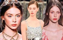 Nàng mẫu Hà Lan được ví như nữ thần Hy Lạp vì vẻ đẹp vô thực, makeup hay mặt mộc đều xuất sắc, tưởng lạ hóa ra "mẫu ruột" của Chanel