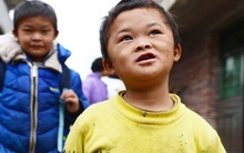 Cậu bé trở thành "cỗ máy kiếm tiền" nhờ giống hệt Jack Ma 6 năm trước: 14 tuổi vẫn không biết chữ, hình ảnh hiện tại quá xót xa