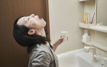 Chú ý giữ ấm vùng họng mùa lạnh: 6 việc bạn cần làm ngay đề phòng nguy cơ viêm họng xảy ra