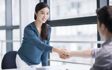 Phỏng vấn: Cho thời gian 1 phút, hãy làm tôi nhớ đến bạn! Nữ ứng viên xinh đẹp chỉ cần 10 GIÂY ngay lập tức trúng tuyển, ai nấy "tâm phục khẩu phục"