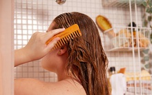 Nhìn kết quả chiếc lược ngâm 5 phút trong nước bạn sẽ hiểu tại sao mình đang rụng tóc và viêm nhiễm da đầu mãi không khỏi