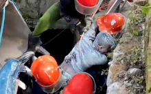 Tài xế kẹt cứng bên trong cabin bẹp dúm, 15 chiến sỹ cùng máy múc khẩn cấp giải cứu