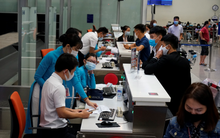 Đường bộ, đường sắt ảm đạm; hàng không nhộn nhịp trở lại, giá vé tăng dịp cuối năm