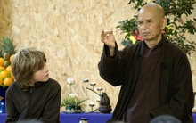 Chuyện "hai khu vườn" và định nghĩa về "tình yêu thật" của Thiền sư Thích Nhất Hạnh: Hiểu được điều này hôn nhân sẽ không kịch tính như bạn nghĩ!