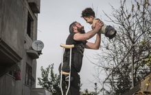 Số phận ông bố 1 chân bế con trai mất cả 2 chân giữa vùng đất chiến tranh: Cổ tích xảy ra giữa đời thực