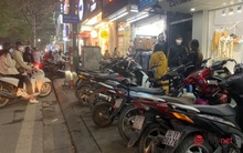 Shop thời trang xả hàng chỉ vài chục ngàn đồng, khách nườm nượp chen nhau mua