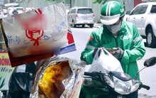 Đêm muộn, con gái bật khóc khi thấy phần gà kèm dòng chữ bố để lại: "Con ăn đi, bị bom"