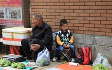 Cậu bé 7 tuổi dùng tiền giả để mua rau, ông cụ bán hàng bí mật theo về tận nhà để mắng cho 1 trận: Đến nơi thì tái mặt!