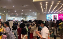 Xếp hàng cả giờ đồng hồ để mua sắm ở trung tâm thương mại