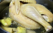 Đi chợ chọn gà ăn Tết nếu thấy con gà có 3 đặc điểm sau phải mua ngay vì chắc chắn là gà ngon sạch, lại không lo gian thương bơm nước, dùng chất tạo vàng