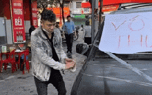 Dán chi chít băng keo chiếc ô tô "hư" đỗ chắn lối, chủ quán bỗng bị tuýt còi vì một lỗi