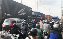 Ảnh: Cửa ngõ TP.HCM kẹt xe từ sáng đến trưa những ngày giáp Tết, người dân mệt mỏi nhích từng chút một