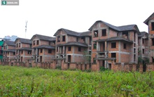 Đi qua dãy biệt thự hạng sang ở phố biển, nhiều người ngơ ngẩn "tiếc của"