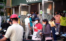 Công nhân xếp hàng dài chờ rút tiền cây ATM ngày cận Tết