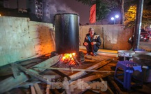Thức xuyên đêm canh nồi bánh chưng trên vỉa hè Hà Nội