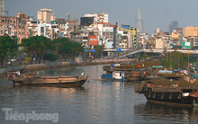 Người dân TPHCM ra Bến Bình Đông ủng hộ hoa, không đợi đến gần giao thừa để mua rẻ