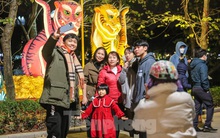 Người dân đến Hồ Gươm đón giao thừa