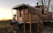 Hai cha con biến toa xe lửa cũ năm 1973 thành một “Airbnb”: Ý tưởng độc đáo thu hút đông đảo du khách