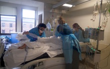 Omicron lan nhanh chóng mặt, Mỹ sắp đối mặt kịch bản tồi tệ nào?