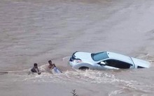 Nghẹt thở giây phút cứu thầy giáo trong xe bán tải bị nước cuốn trôi