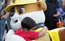 Cả ngàn người xa lạ kéo tới nhà tổ chức Halloween cho cậu bé bị ung thư