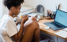 Giới trẻ ăn, làm việc, lướt web cùng lúc: 'Người bận rộn' hay đang mất tập trung?
