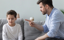 4 dấu hiệu chứng tỏ cha mẹ đang quá nghiêm khắc với con