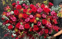 Cận cảnh những bó hoa 20/10 giá hàng chục triệu đồng