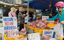 Thịt heo đông lạnh rẻ ngỡ ngàng, 'càn quét' các chợ, chất lượng 'hên xui'