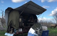 Sống du mục trên... xe cừu kéo hơn 10 năm dù mua được nhà