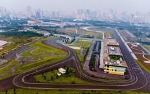 Cỏ mọc um tùm, rác chất đống ngổn ngang quanh đường đua F1 ở Hà Nội