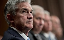Chủ tịch Powell lại bị chỉ trích vì tăng lãi suất, lần trước là ông Trump, lần này do đảng Dân chủ