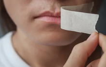 Chuyên gia cảnh báo nguy cơ chết người từ trào lưu "dán miệng khi ngủ" trên Tiktok