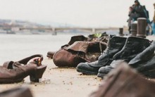 Câu chuyện đằng sau những đôi giày sắt bên bờ sông