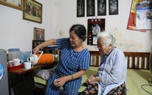 Nữ 'phu rác' 67 tuổi ở Hà Nội: 'Ngày nào tôi nghỉ làm, mẹ tôi phải nhịn thuốc'