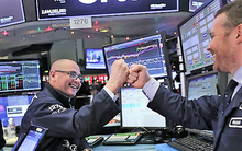 Dow Jones tăng 765 điểm, sắc xanh bao trùm chứng khoán Mỹ