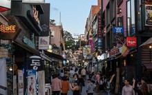 Itaewon – “Phố Tây” không ngủ ở Hàn Quốc, nơi vừa xảy ra thảm kịch lễ hội Halloween khiến hàng trăm người thương vong