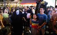 Ảnh: Đông nghịt người đổ về phố đi bộ Hồ Gươm chơi Halloween sớm