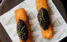 Món ăn xa xỉ của giới siêu giàu bỗng hóa "bình dân", ai cũng mua được