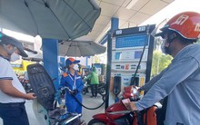 Người Hà Nội phải ‘cầu cứu’ tổng đài, căn giờ thấp điểm để đi đổ xăng