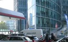 Hàng dài ô tô tại Pháp xếp hàng chờ đổ xăng